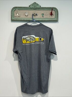 Avid Gray Short-Sleeve Graphic Tee with Yellow beer goggles Bottle Fish large
